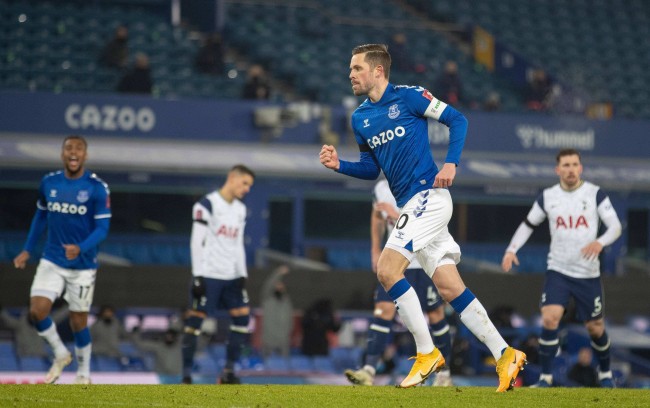 对手前锋突 对手前锋突