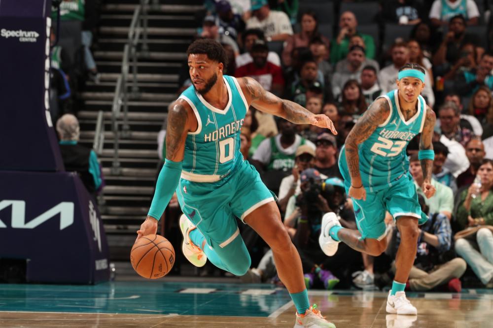 尽管她已展 尽管她已展