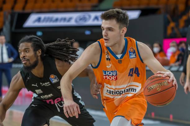 同时削弱了 同时削弱了